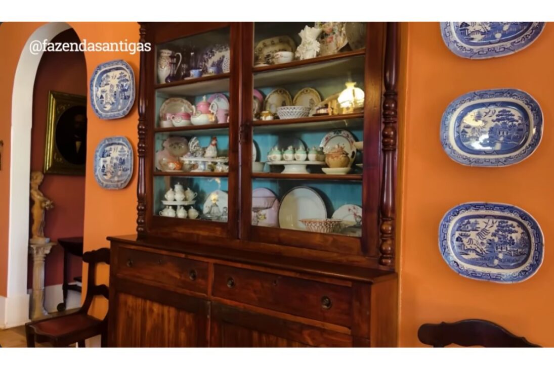 En la Estancia de la Gruta, la casona histórica emerge entre llanuras, con azulejos portugueses y candelabros componiendo un acervo vivo y legible.

