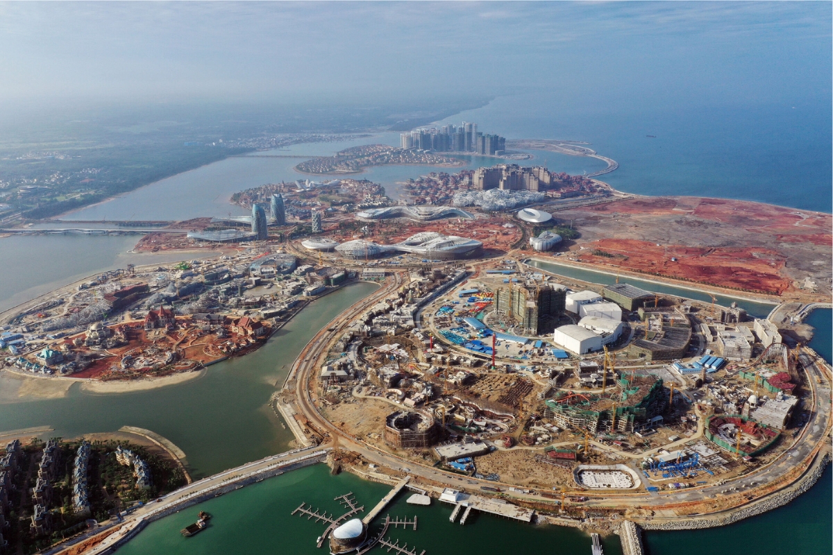 Vista aérea da Ocean Flower Island em Hainan, China, mostrando a construção das três ilhas artificiais interligadas sobre o mar