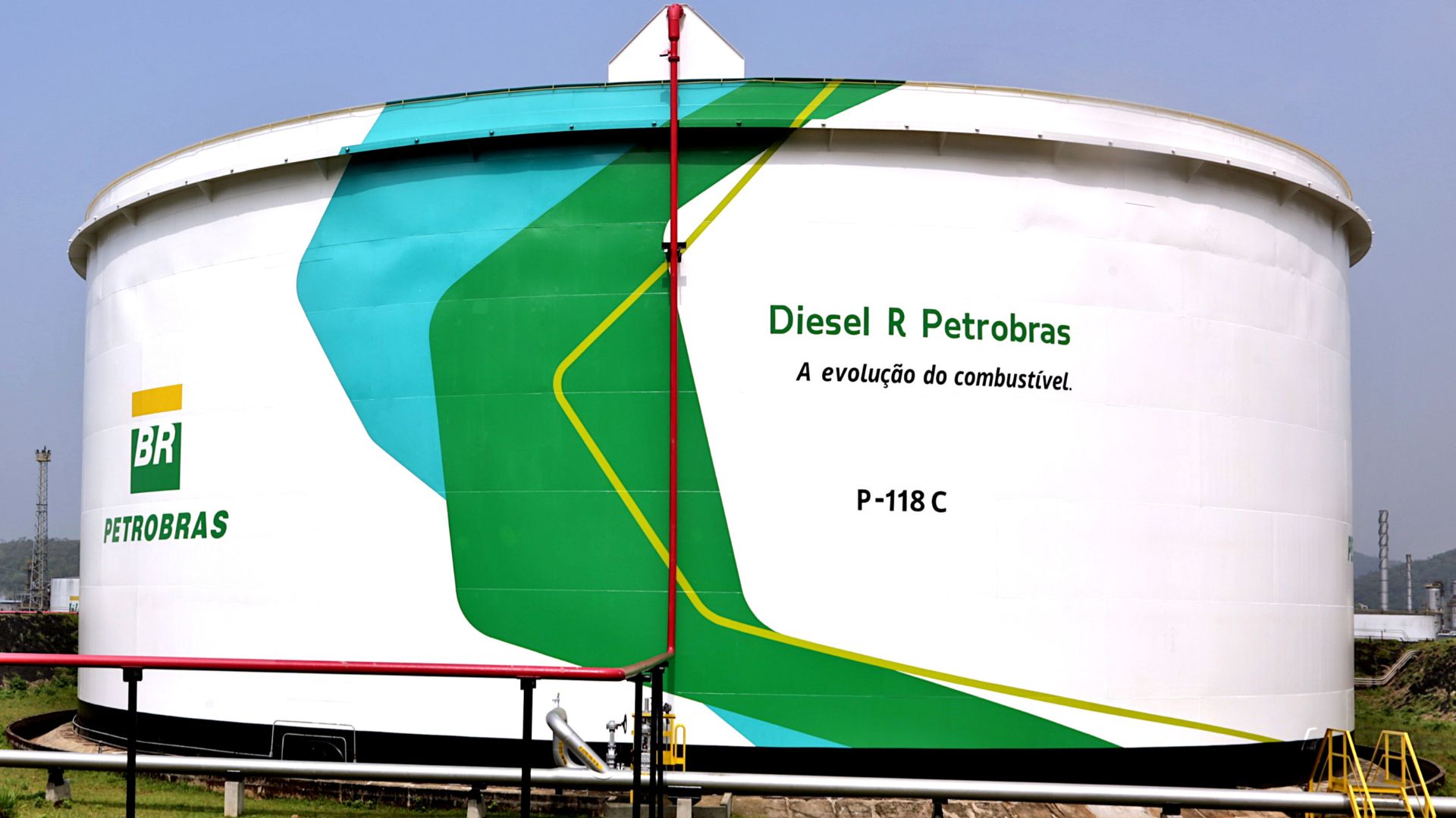 Tanque de combustível da Petrobras com design moderno e logotipo visível, destacando o produto Diesel R.