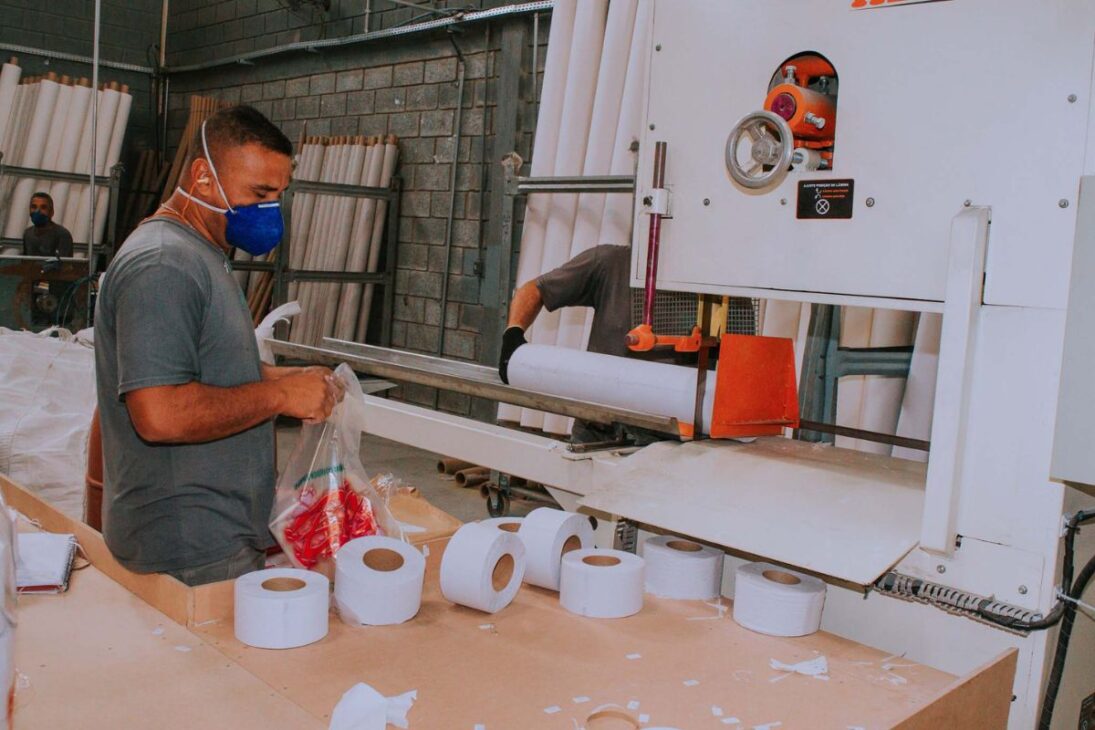 Veja como o papel higiênico nasce da celulose de eucalipto em um processo industrial que transforma troncos em rolo macio, com máquinas gigantes trabalhando em alta velocidade.