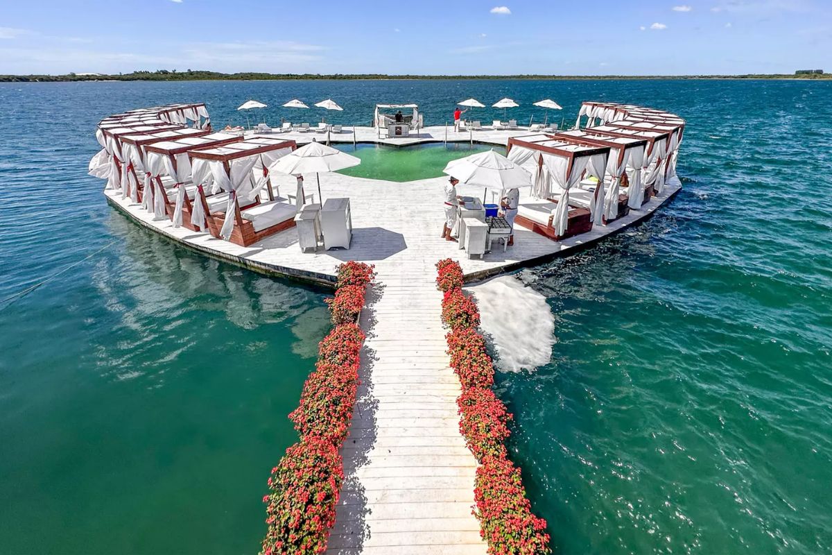 Com dunas douradas, lagoas cristalinas e ruas de areia, o paraiso brasileiro de Jericoacoara, no Ceará, encanta visitantes com clima perfeito, natureza preservada e experiências únicas que unem simplicidade e beleza.