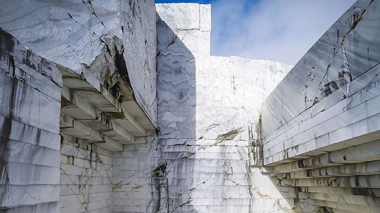 Catedrales de piedra con 200 metros de altura revelan el escenario vertiginoso donde la ingeniería desafía la gravedad para extraer el mármol blanco más lujoso del mundo.