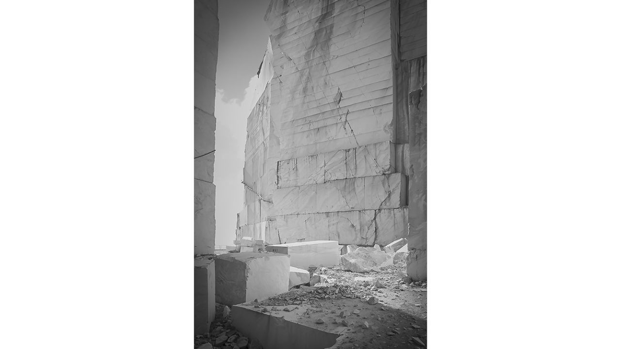 En los Alpes Apuanos, paredes verticales de 200 metros son cortadas quirúrgicamente por hilos de diamante en la búsqueda peligrosa del mármol blanco más lujoso del planeta