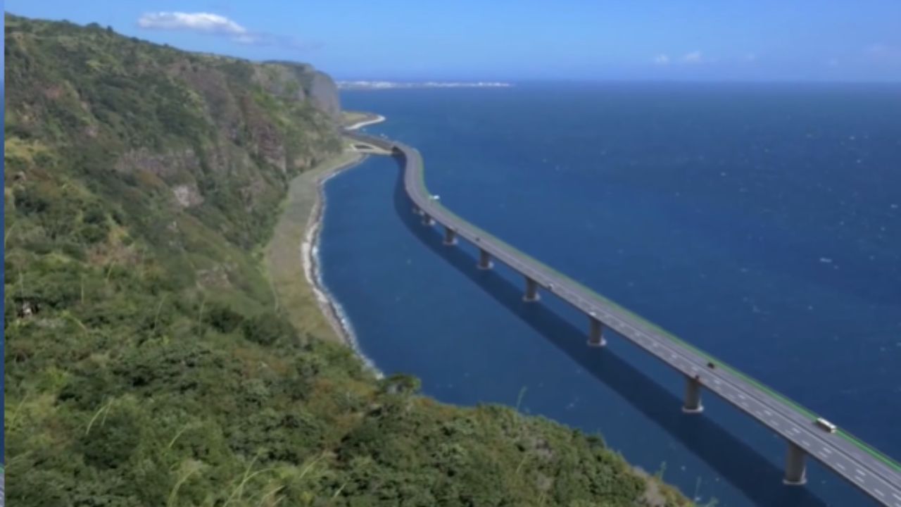 En la isla de Reunión, la carretera de solo 12 km se convirtió en la carretera más cara del mundo, intenta sustituir una antigua carretera y enfrenta caídas de rocas.