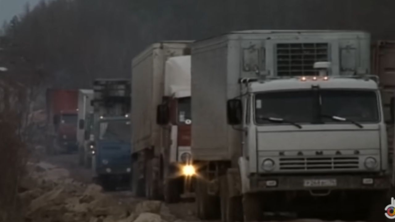 En la mortal ‘Ruta del Infierno’, la M56 Siberia es la carretera más peligrosa del mundo para camioneros siberianos en el camino de tierra de Siberia.