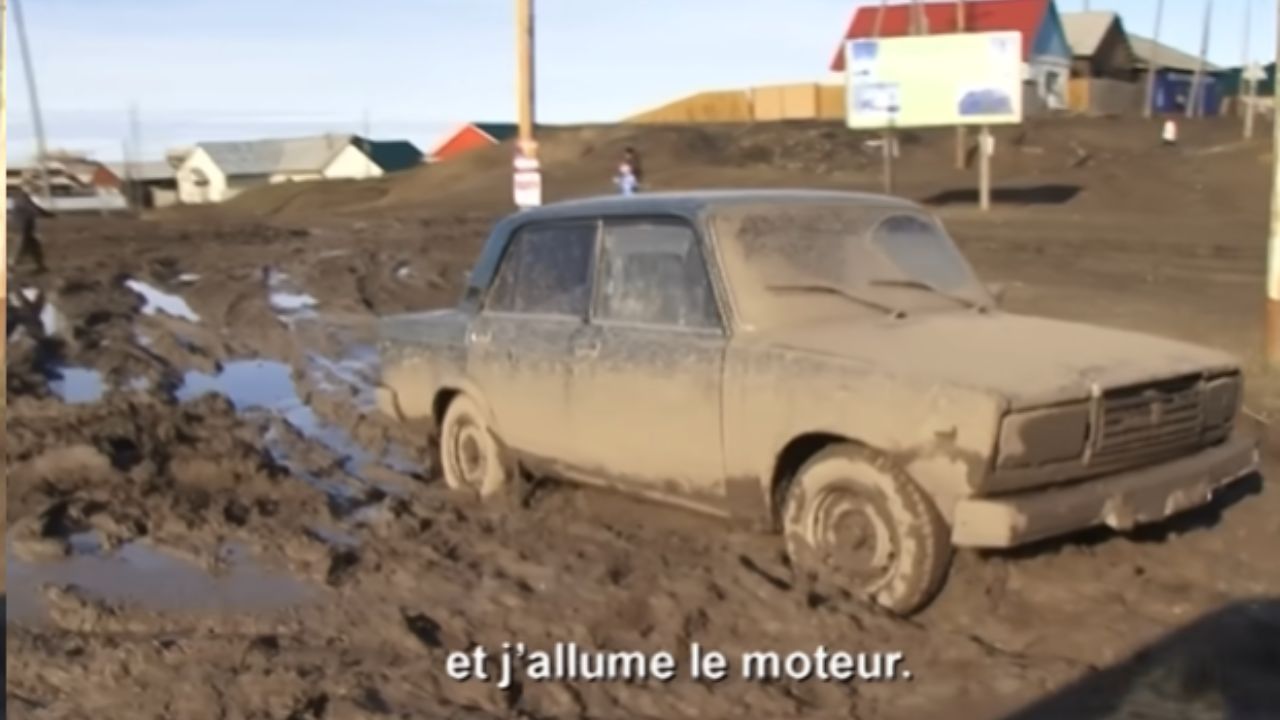 En la mortal ‘Ruta del Infierno’, la M56 Siberia es la carretera más peligrosa del mundo para camioneros siberianos en el camino de tierra de Siberia.