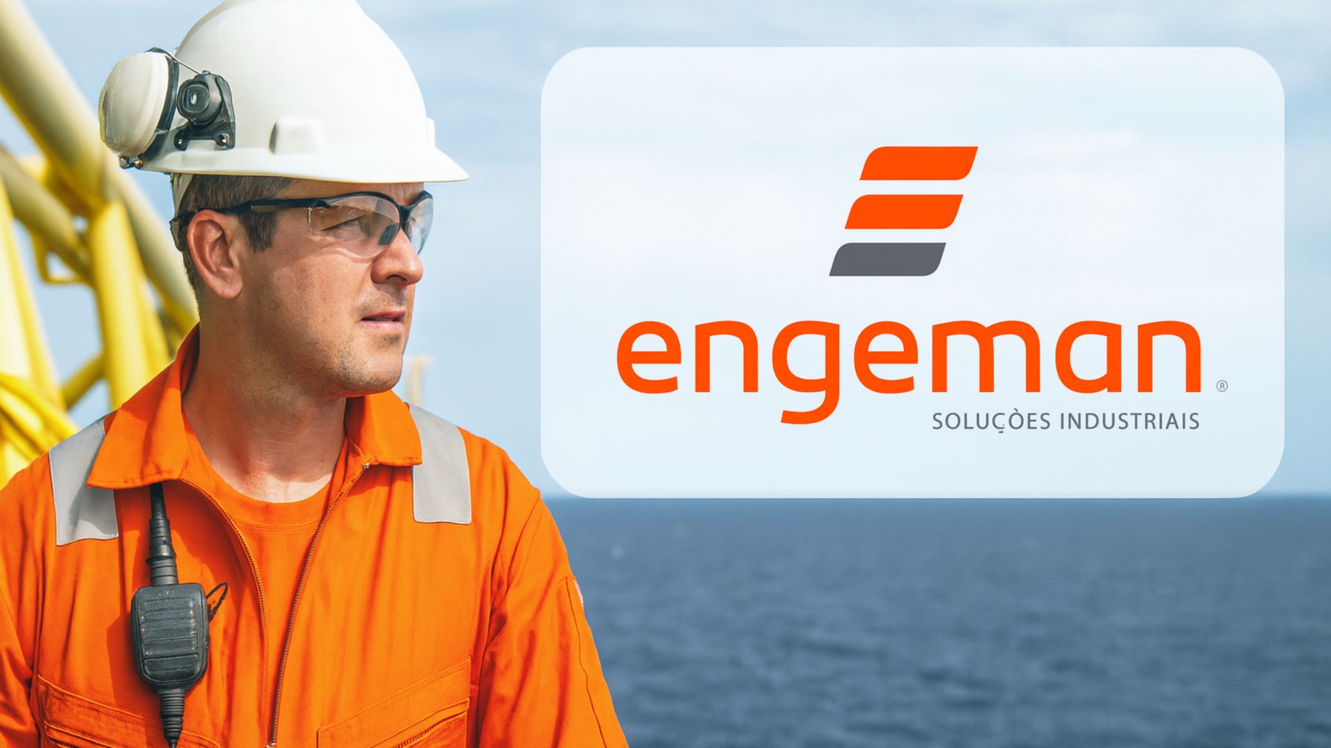 Trabalhador offshore com uniforme laranja e capacete branco em uma plataforma marítima, ao lado do logotipo da Engeman sobre fundo do oceano