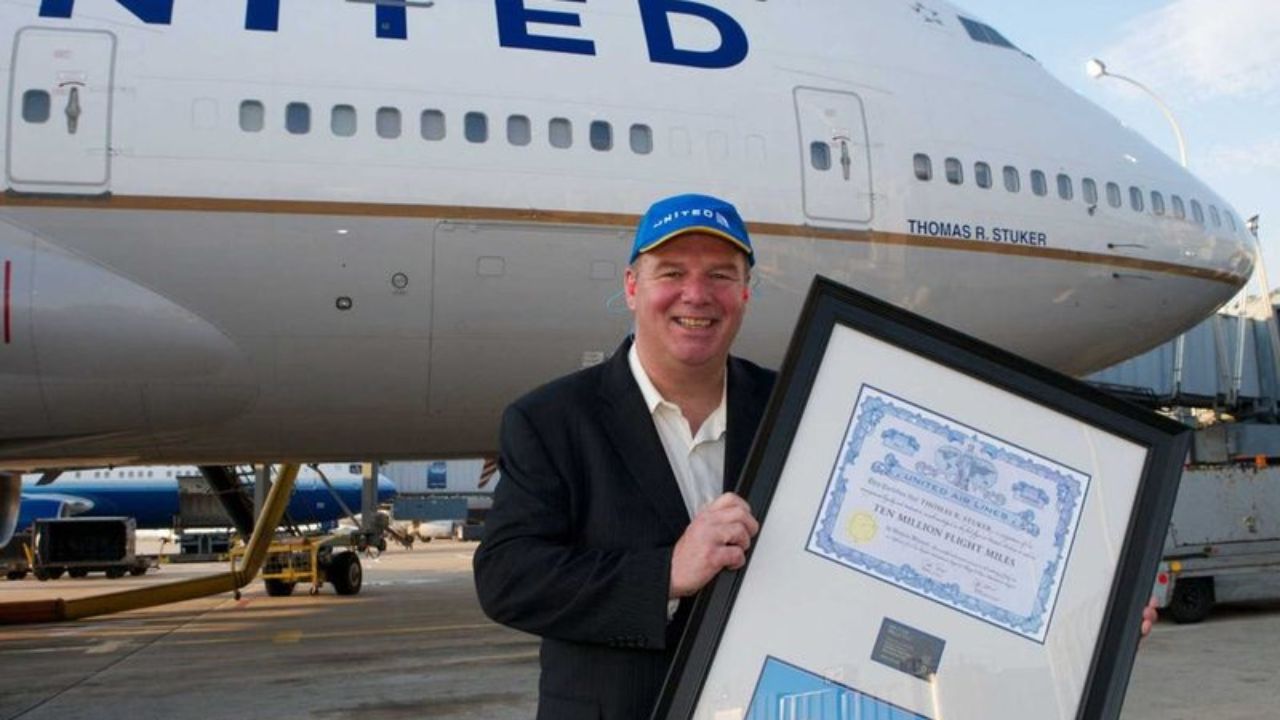 Executivo compra 'passe vitalício' de companhia aérea por US$ 290 mil e já viajou o equivalente a 400 voltas ao mundo, ele voa de graça na primeira classe e economizou R$12 milhões