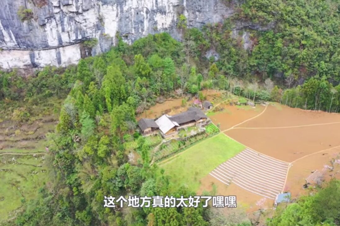 Em Hubei, uma família vive isolada em um vale montanhoso e transforma o lugar em uma vila exclusiva, um verdadeiro paraíso escondido em meio ao vale montanhoso de Hubei.