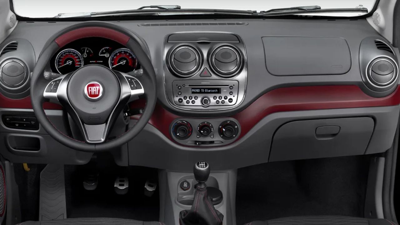 Descubra tudo sobre o Fiat Palio 2015 Sporting: desempenho, equipamentos, problemas comuns e preços atualizados do carro usado mais esportivo da linha.