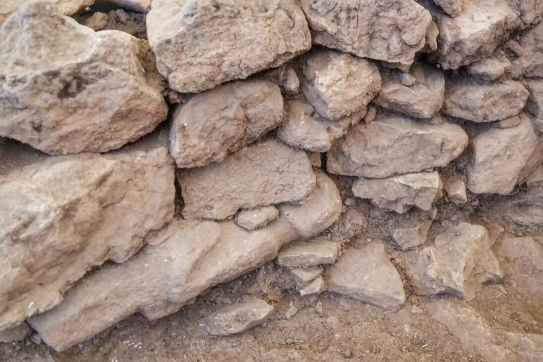 Figura humanoide es encontrada cravada en parede