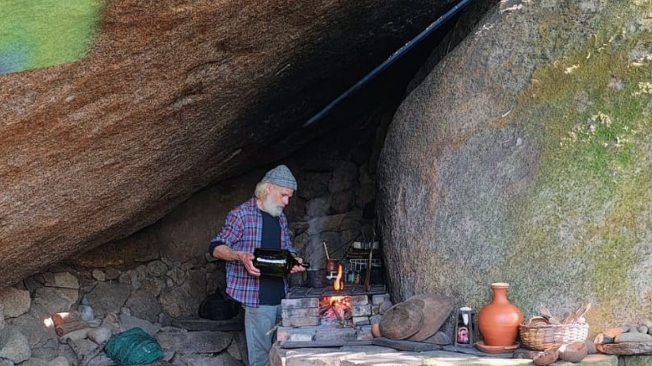 Fugindo do caos urbano, ele vive há 35 anos isolado numa caverna no topo do morro: sem geladeira, convivendo com morcegos e cozinhando a lenha