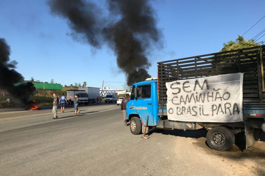 Hace 7 años, la huelga de camioneros detuvo el país, elevó el precio del diésel, expuso bloqueos en carreteras, desabastecimiento de combustibles y debate sobre tabla mínima de flete en la economía brasileña