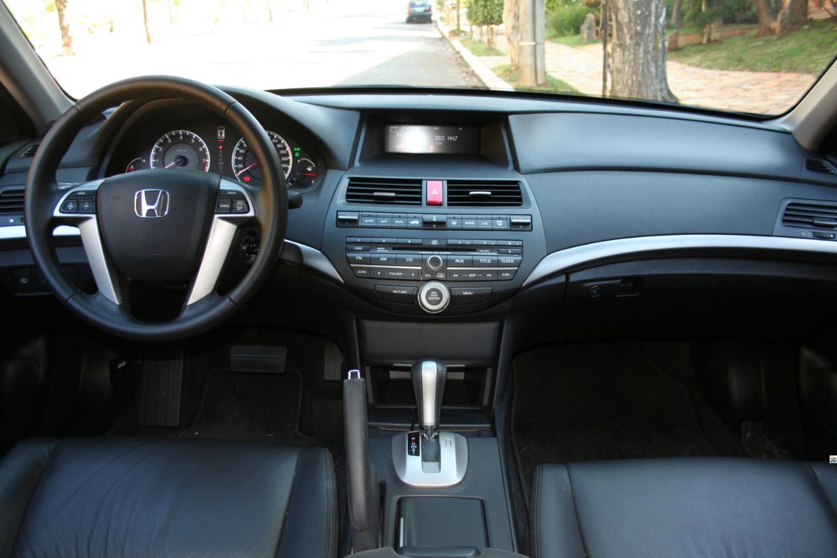 O Honda Accord 3.5 V6 é um sedã usado com VCM e consumo eficiente, unindo luxo, espaço e desempenho para quem busca conforto real por preço acessível.