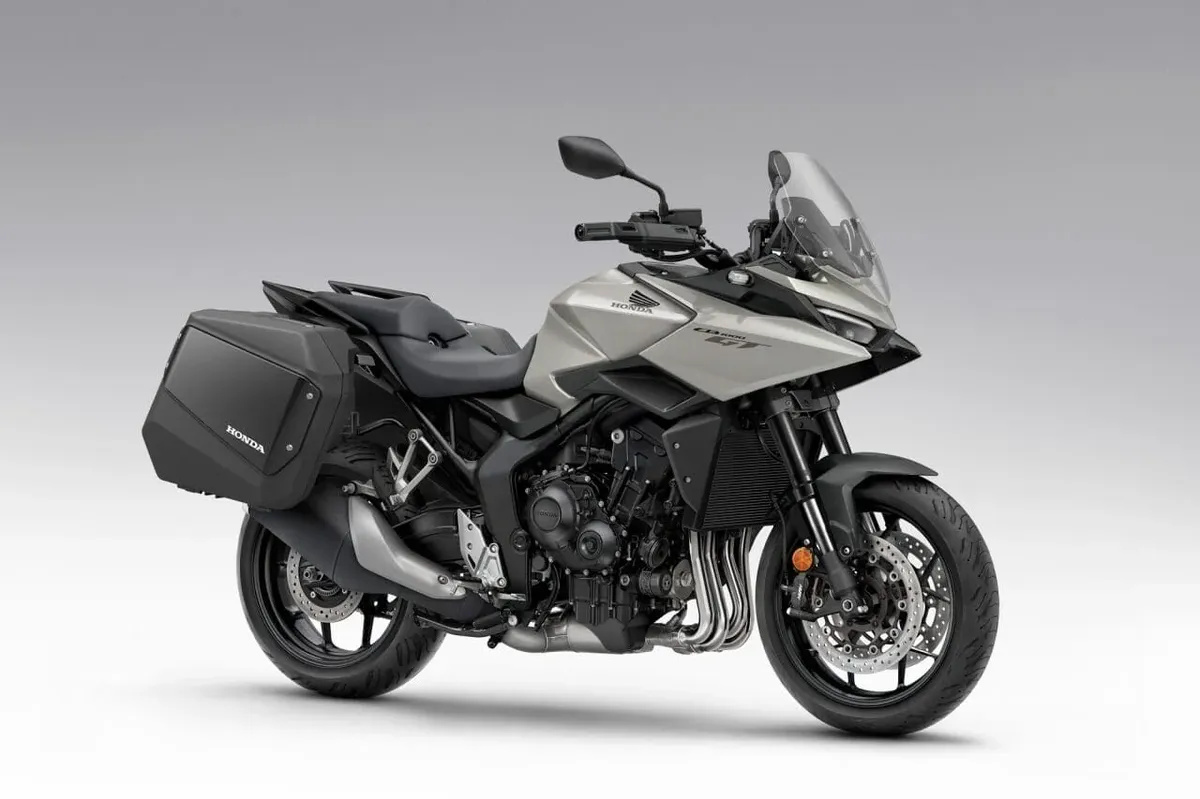 Moto Honda CB1000 GT 2025 com design touring, equipada com baús laterais, carenagem esportiva e motor de 1000 cilindradas.