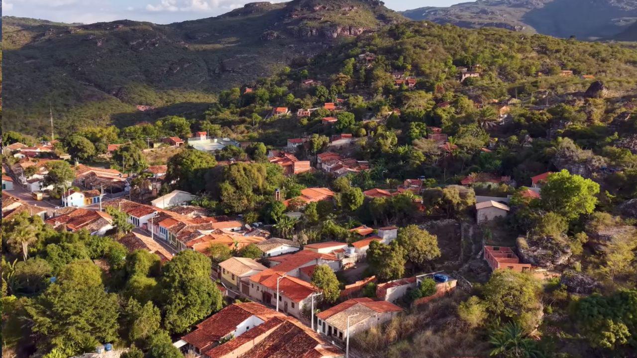 Igatu, a vila que o tempo quase apagou Como as ruínas do garimpo deram lugar à história e ao ecoturismo