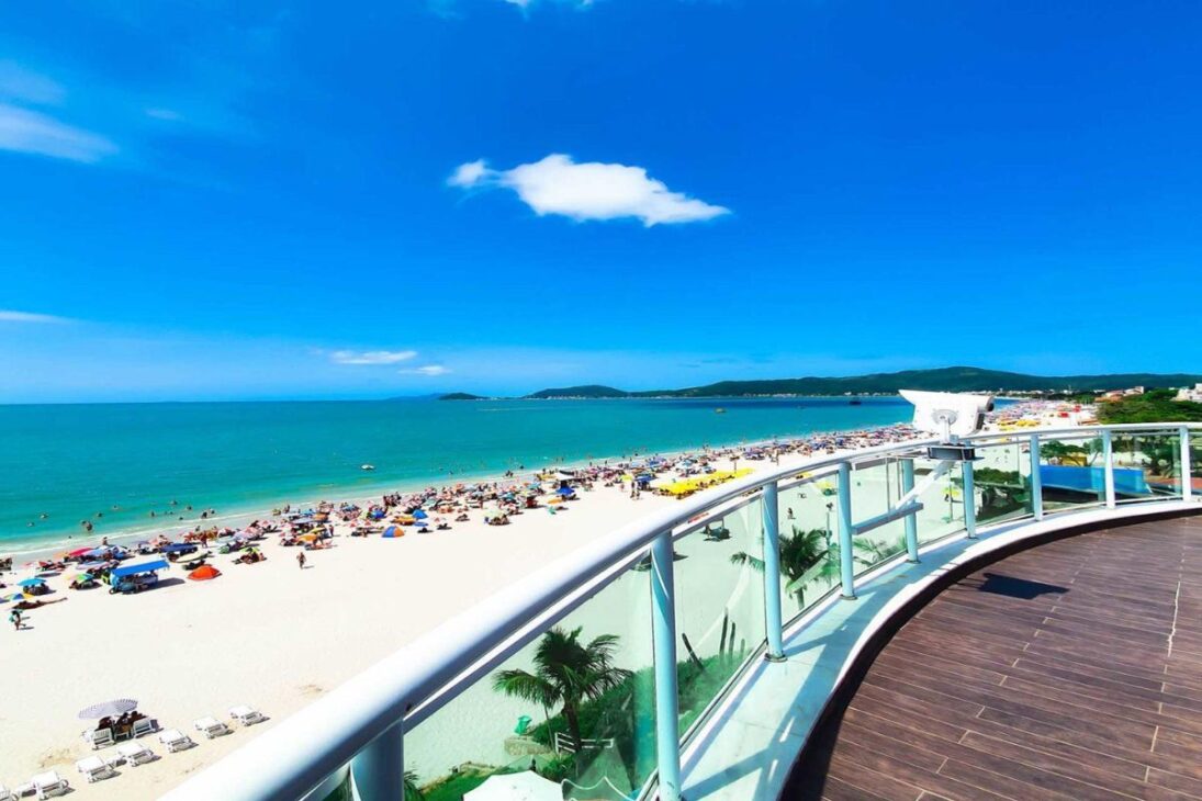 Descubra por que a ilha catarinense de Florianópolis virou refúgio de surfistas e famílias, com praias variadas, clima ameno o ano todo e experiências completas à beira-mar.