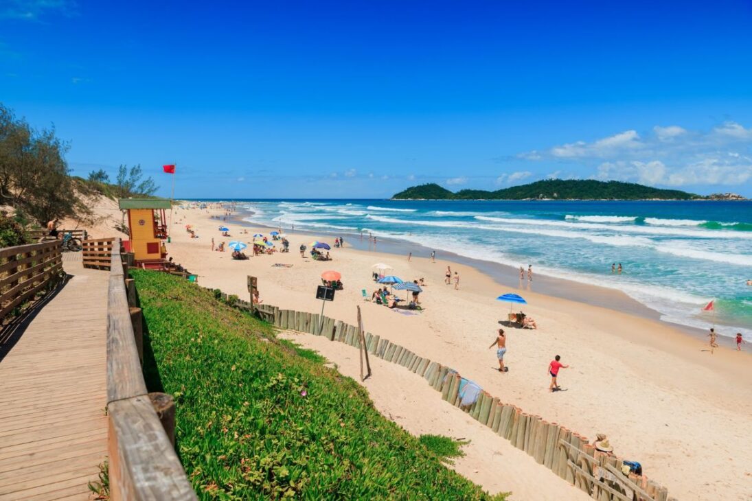 Descubra por que a ilha catarinense de Florianópolis virou refúgio de surfistas e famílias, com praias variadas, clima ameno o ano todo e experiências completas à beira-mar.