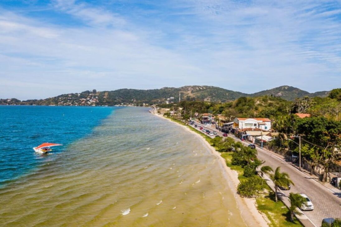 Descubra por que a ilha catarinense de Florianópolis virou refúgio de surfistas e famílias, com praias variadas, clima ameno o ano todo e experiências completas à beira-mar.