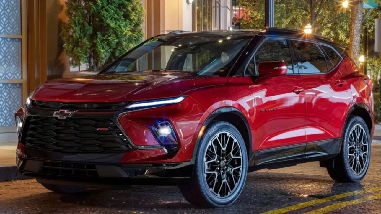 Chevrolet Blazer 2026 estrena con motor 2.0 turbo, más seguridad, techo negro de serie y gama simplificada con versiones 2LT, 3LT y RS.