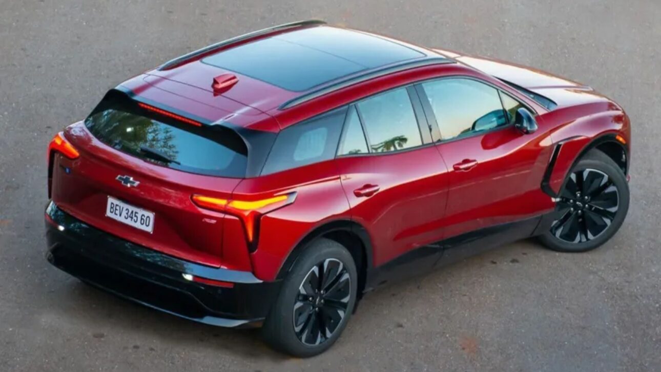 Chevrolet Blazer 2026 estrena con motor 2.0 turbo, más seguridad, techo negro de serie y gama simplificada con versiones 2LT, 3LT y RS.