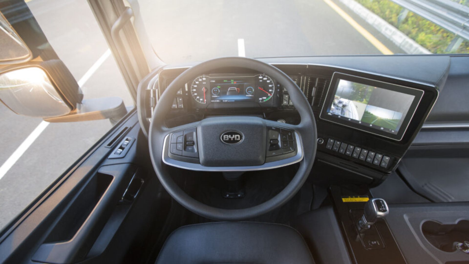 Caminhão elétrico BYD ET18 chega ao Brasil com custo de R$ 0,46 por km e economia de até R$ 200 mil em 5 anos. Inovação e eficiência.