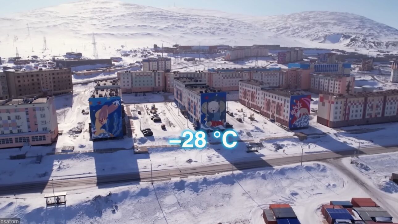 Usina nuclear flutuante Akademik Lomonosov aquece cidade no Ártico russo com reatores KLT-40S e energia estável mesmo em clima extremo.