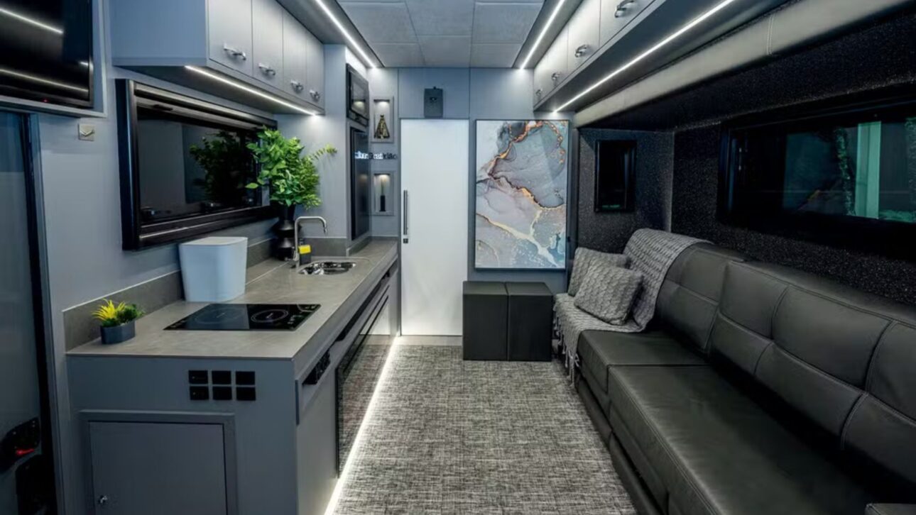 Conozca el Scania 770 S V8, motorhome de lujo de R$ 3,3 millones con 770 cv, 45 m² y tecnología de conexión vía satélite.