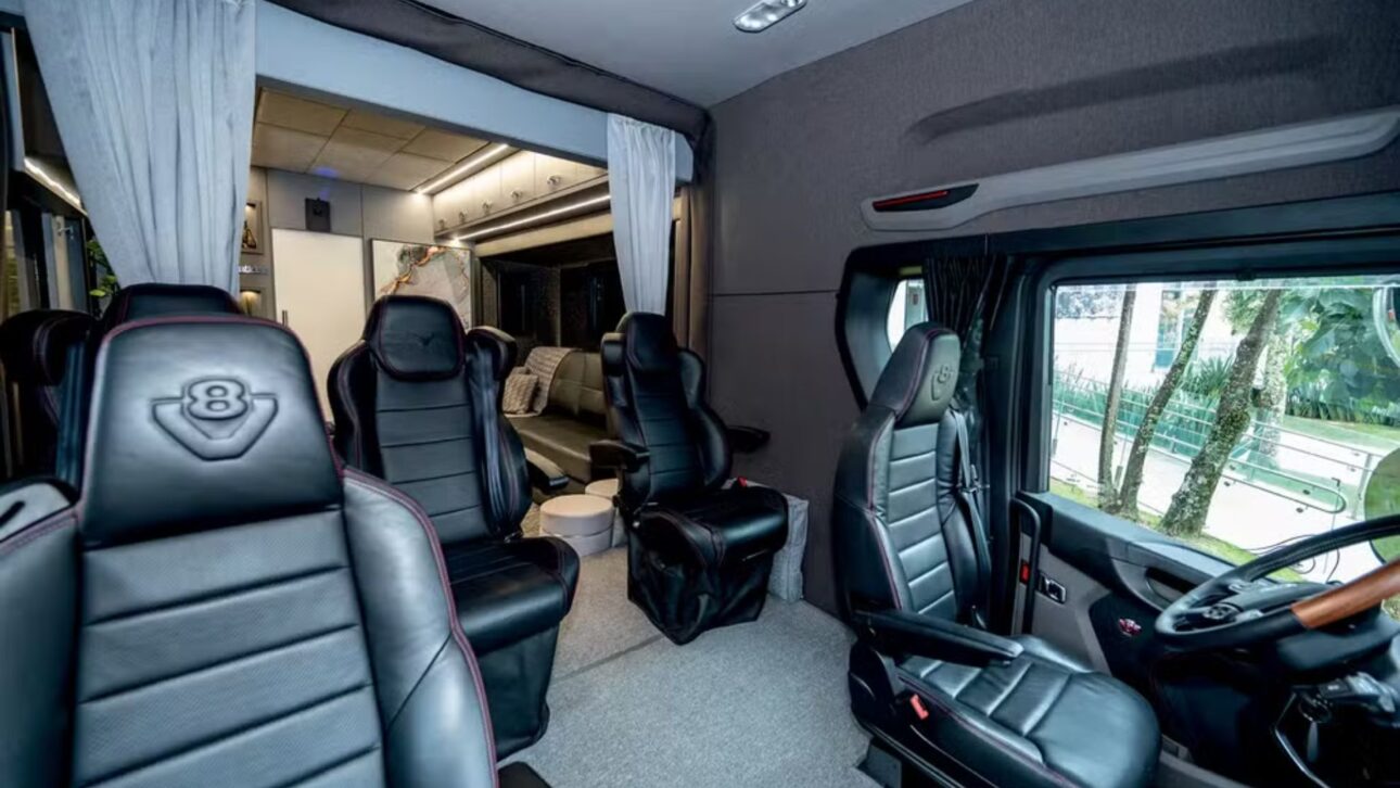Conozca el Scania 770 S V8, motorhome de lujo de R$ 3,3 millones con 770 cv, 45 m² y tecnología de conexión vía satélite.