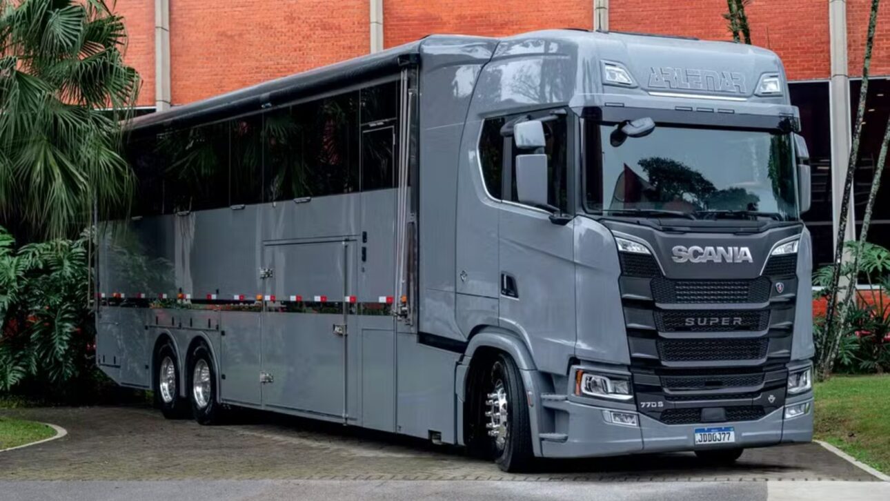Conozca el Scania 770 S V8, motorhome de lujo de R$ 3,3 millones con 770 cv, 45 m² y tecnología de conexión vía satélite.