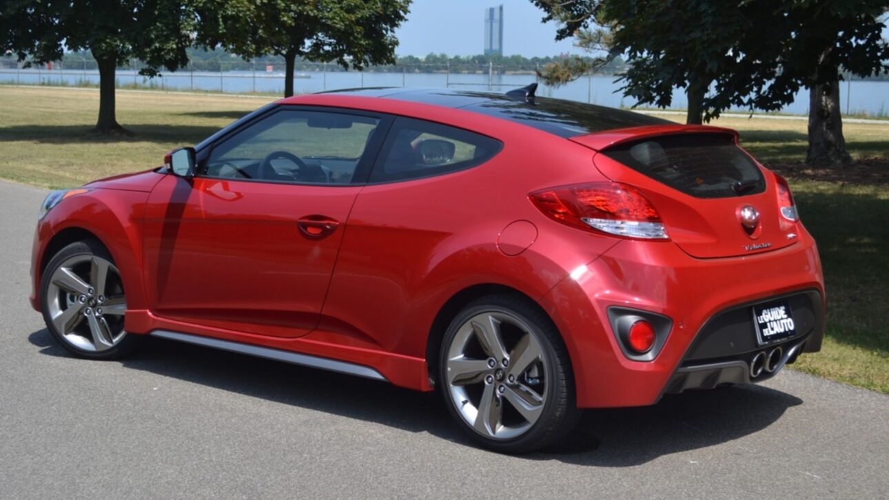 Hyundai Veloster usado tem motor 1.6 de 128 cv, consumo de até 13,5 km/l e preços abaixo de R$ 44.990. Confira os detalhes.