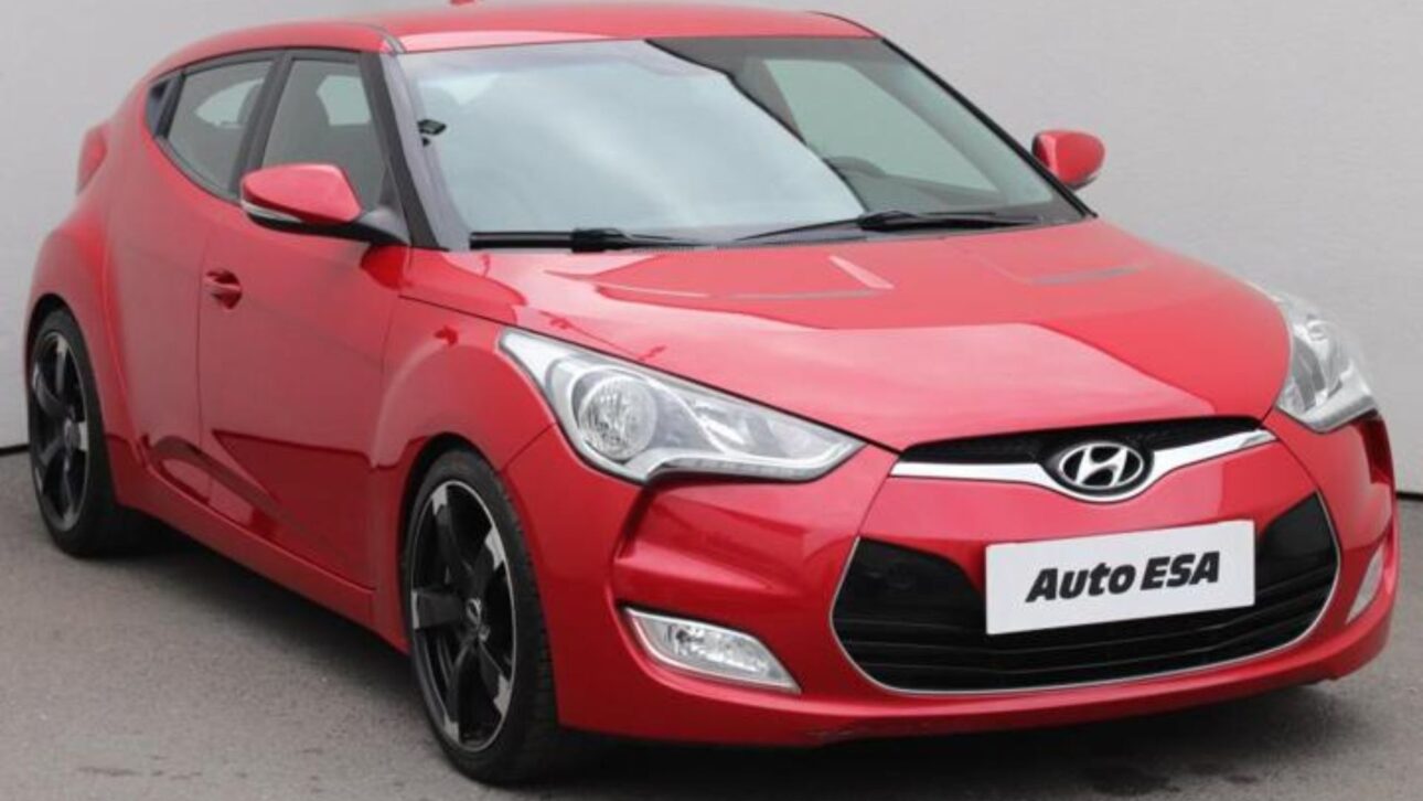 Hyundai Veloster usado tem motor 1.6 de 128 cv, consumo de até 13,5 km/l e preços abaixo de R$ 44.990. Confira os detalhes.