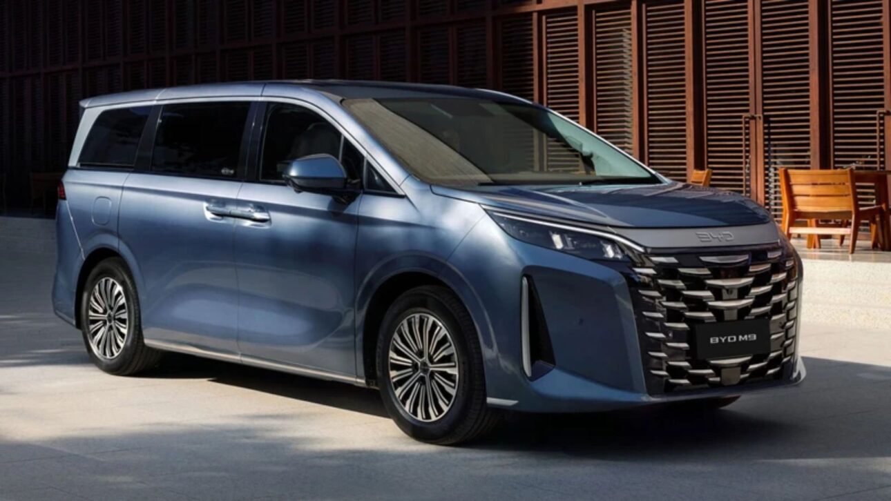 BYD revela la M9 2026, minivan híbrida con hasta 218 km de autonomía eléctrica, motor turbo y sensor LiDAR en el techo.