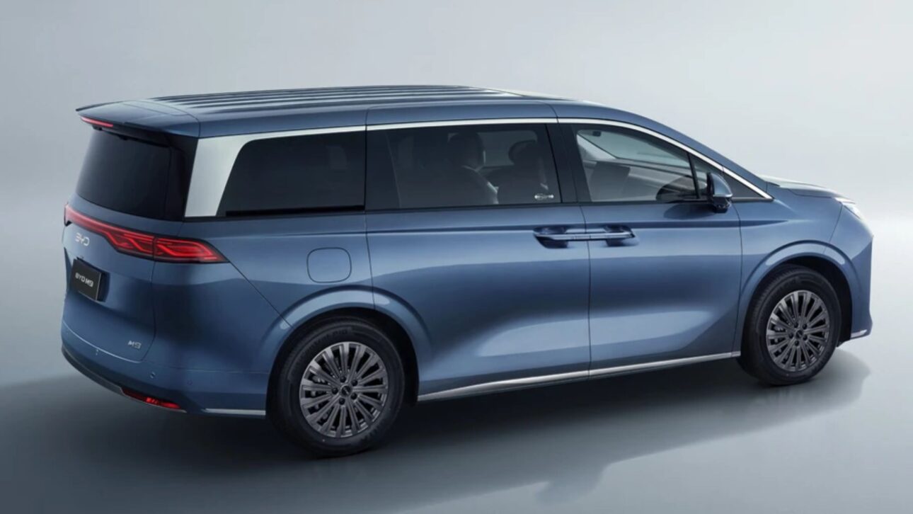 BYD revela la M9 2026, minivan híbrida con hasta 218 km de autonomía eléctrica, motor turbo y sensor LiDAR en el techo.