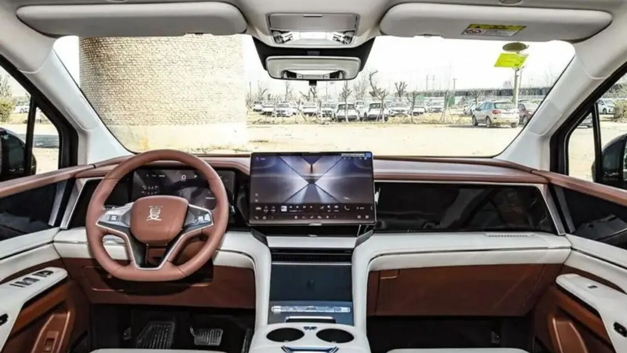 BYD revela la M9 2026, minivan híbrida con hasta 218 km de autonomía eléctrica, motor turbo y sensor LiDAR en el techo.