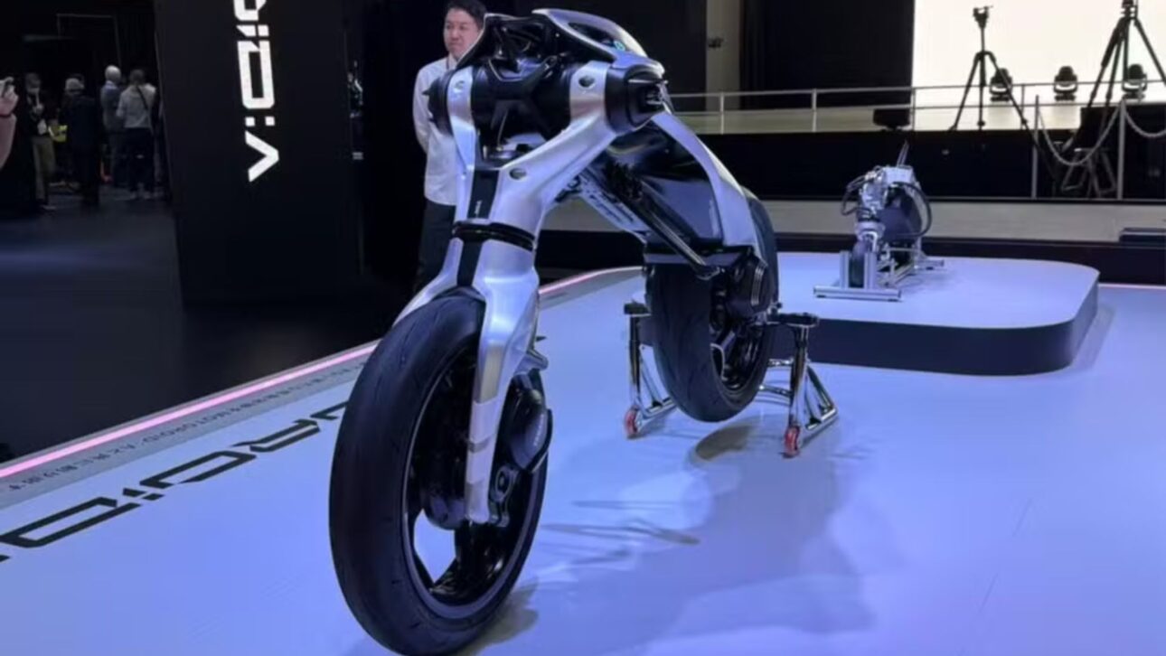 Yamaha revela la moto autônoma MOTOROiD:Λ que se equilibra sola y usa IA para evitar accidentes, prometiendo más seguridad en las calles.
