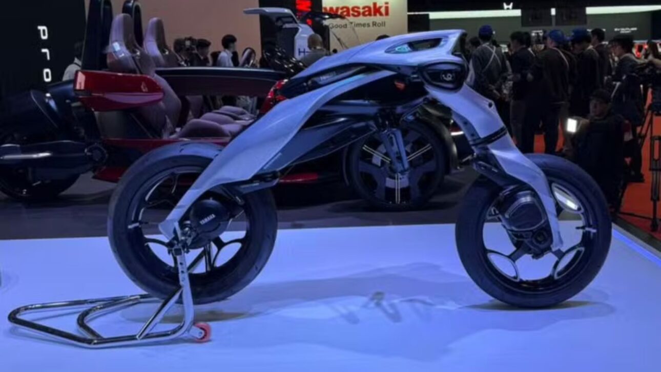 Yamaha revela la moto autónoma MOTOROiD:Λ que se equilibra sola y usa IA para evitar accidentes, prometiendo más seguridad en las calles.