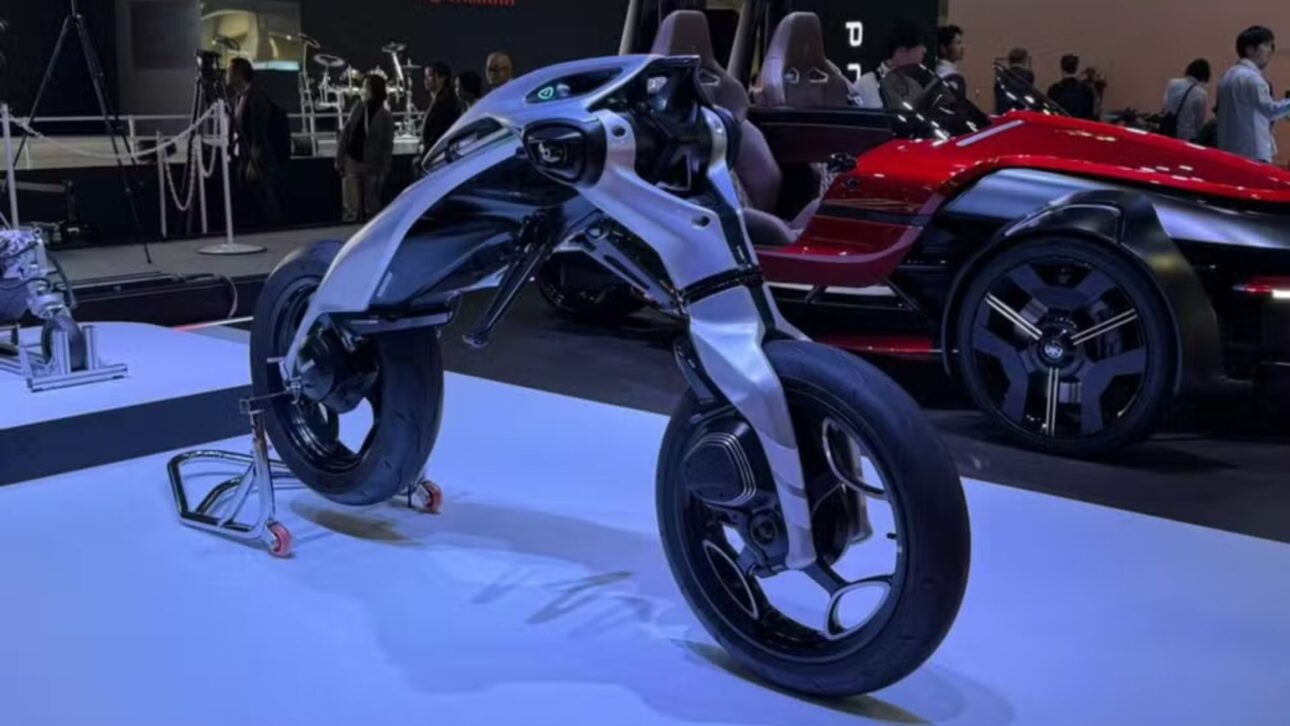 Yamaha revela la moto autónoma MOTOROiD:Λ que se equilibra sola y usa IA para evitar accidentes, prometiendo más seguridad en las calles.