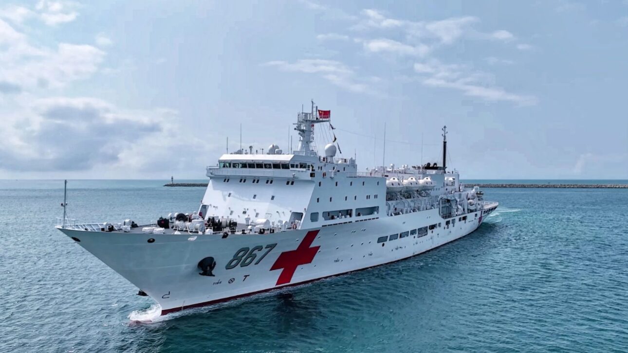 Navio hospitalar chinês Ark Silk Road quer atracar no Rio em 2026, e pedido causa cautela entre diplomatas e militares brasileiros.