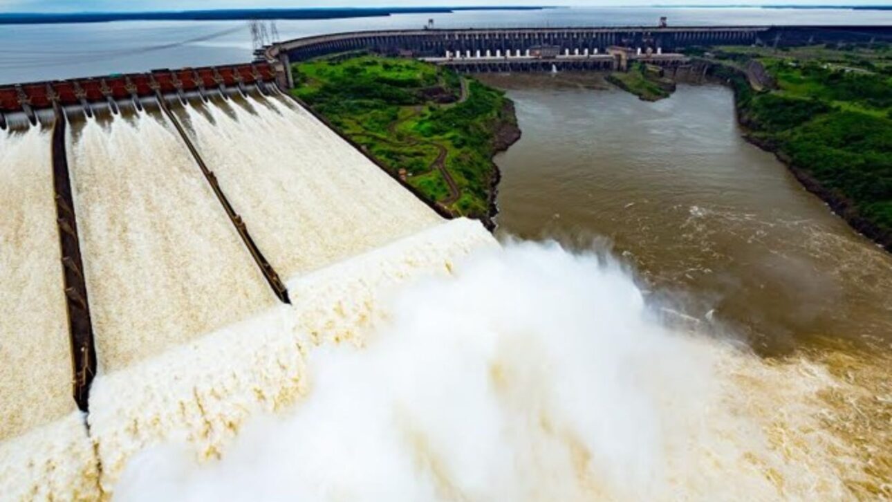 Vertedero De Itaipu Liberando Gran Volumen De Agua, Evidenciando El Funcionamiento Del Sistema Hidráulico De La Mayor Obra De Brasil. (Imagen: Rubens Fraulini/Itaipu)