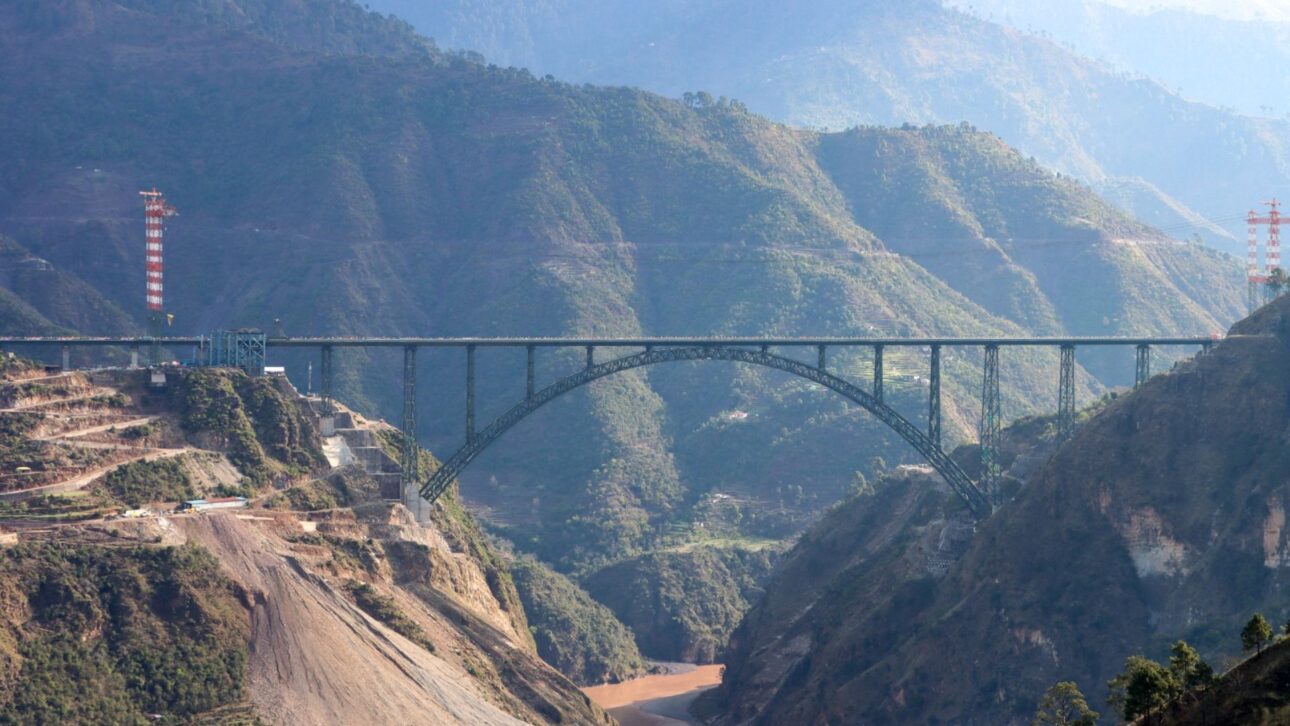 Puente ferroviario en arco de 359 m sobre el río Chenab integra el corredor USBRL y redefine la ingeniería ferroviaria en India. (Imagen: The Independent)