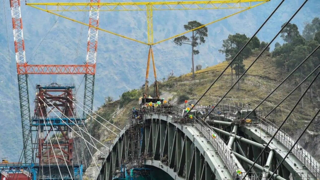 La estructura metálica de 1.315 m del arco del Chenab Rail Bridge muestra cerchas y conexiones diseñadas para vientos, sismos y vida útil prolongada. (Imagen: Orione Hydraulics)