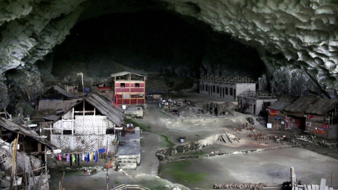 Interior de la aldea-cueva de Zhongdong, Guizhou, donde 18 familias residen permanentemente bajo el techo de caliza aprovechando el refugio natural.” (Imagen: moco-choco/archivo)