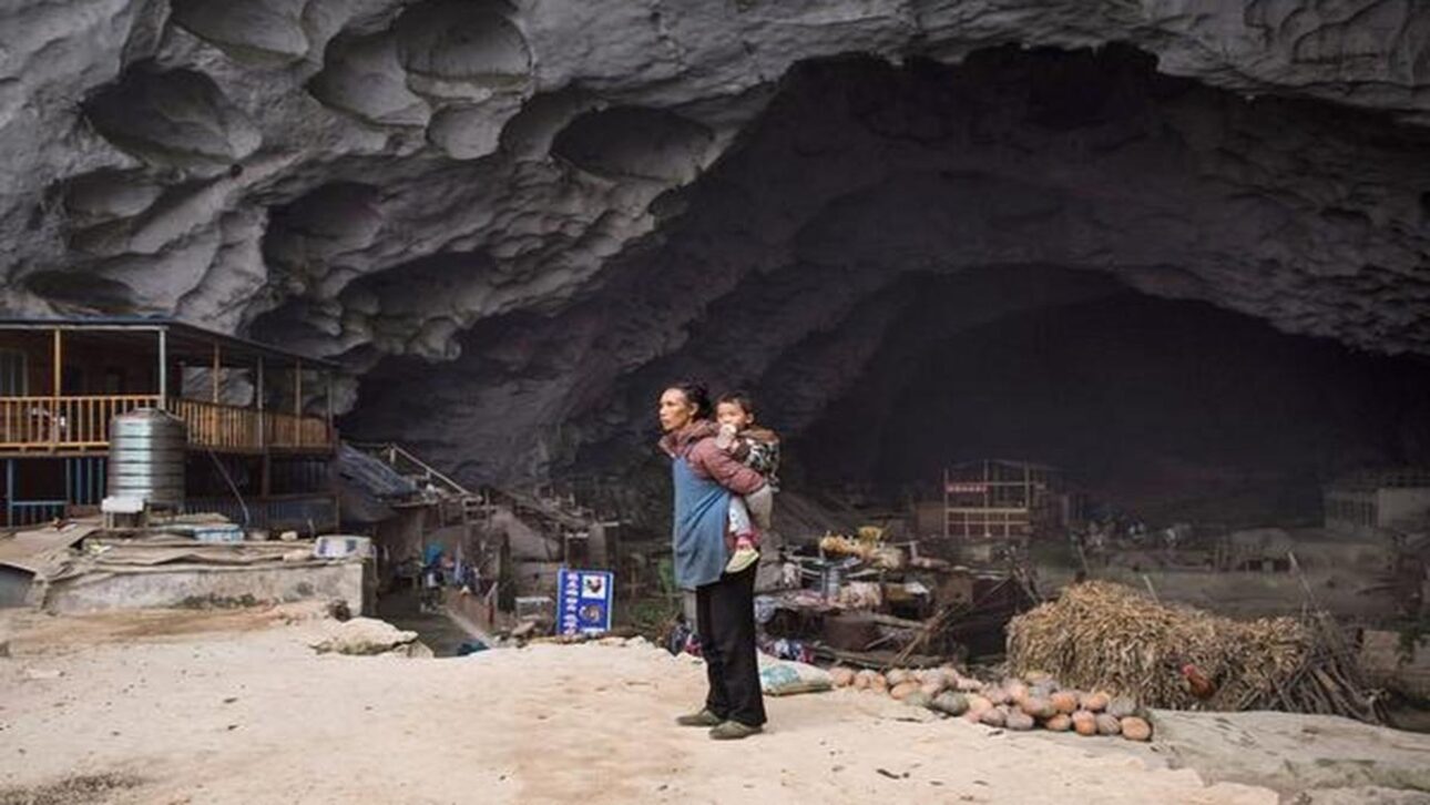 Interior de la aldea-cueva de Zhongdong, Guizhou, donde 18 familias residen permanentemente bajo el techo de caliza aprovechando el refugio natural.” (Imagen: moco-choco/archivo)