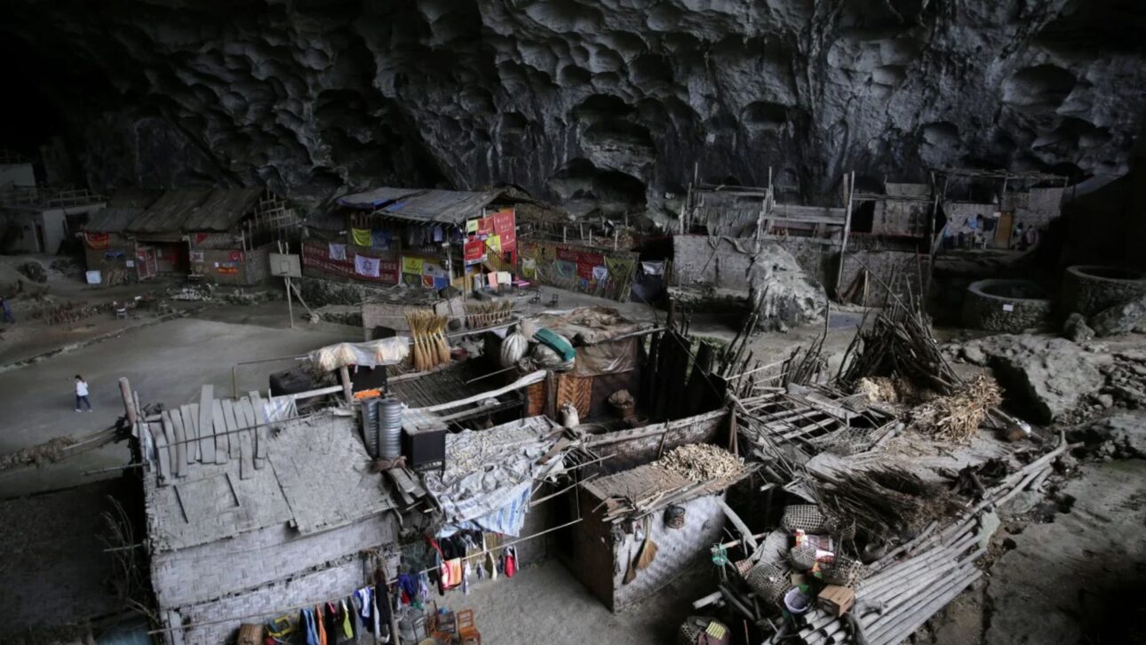 Interior de la aldea-cueva de Zhongdong, Guizhou, donde 18 familias residen permanentemente bajo el techo de caliza aprovechando el refugio natural.” (Imagen: moco-choco/archivo)