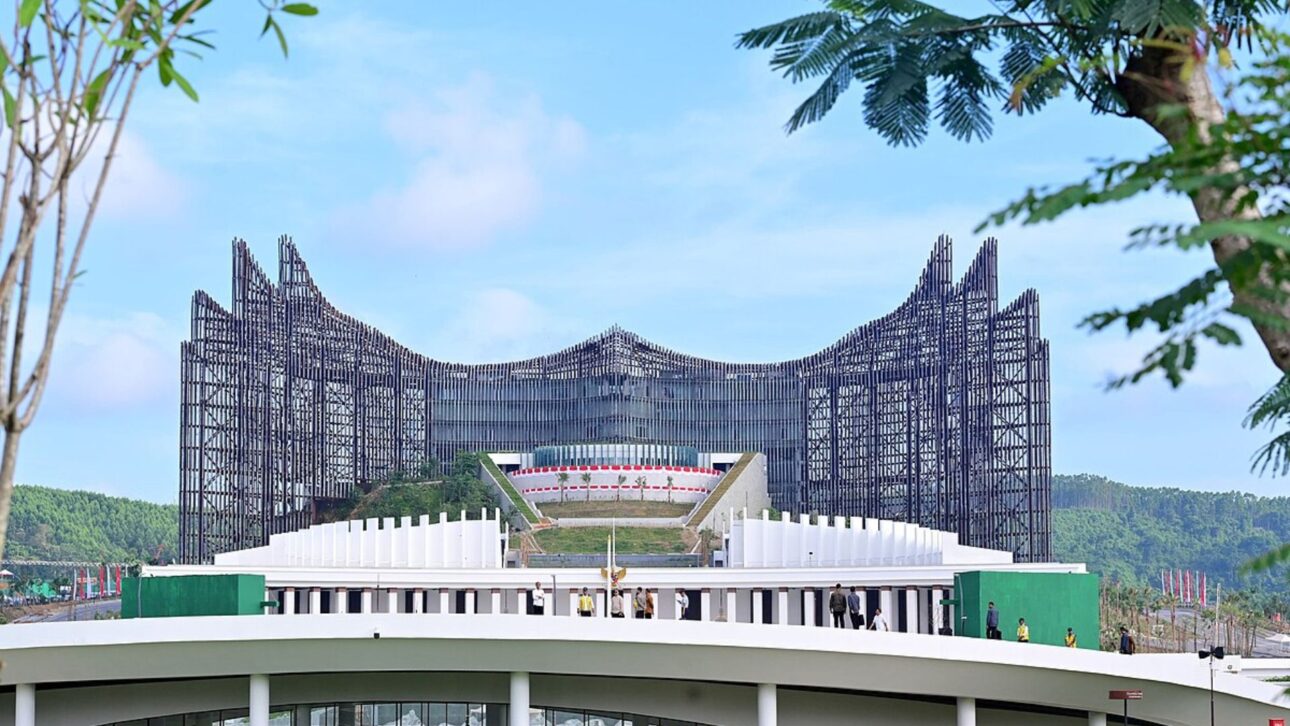 Detalle estructural de las “alas” metálicas del palacio Istana Garuda diseñado por Nyoman Nuarta en la capital Nusantara, Borneo. (Imagen: Kemenparekraf)