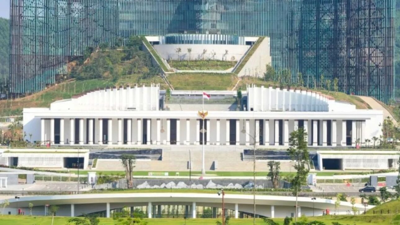 Detalle estructural de las “alas” metálicas del palacio Istana Garuda diseñado por Nyoman Nuarta en la capital Nusantara, Borneo. (Imagen: Kemenparekraf)