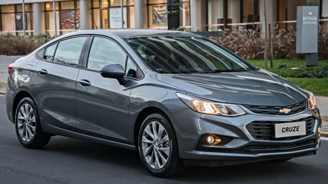 Chevrolet Cruze LT 2017 — Sedán mediano turbo con motor 1.4 flex, excelente desempeño y consumo eficiente, destacado entre los autos usados hasta R$ 80 mil. (Imagen: divulgación)