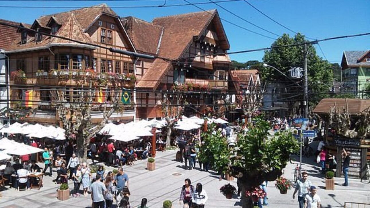 Vila Capivari en Campos do Jordão reúne arquitectura inspirada en pueblos suizos y clima de montaña en el interior de São Paulo.” (Imagen: Agencia de Turismo de Campos do Jordão / acervo liberado)