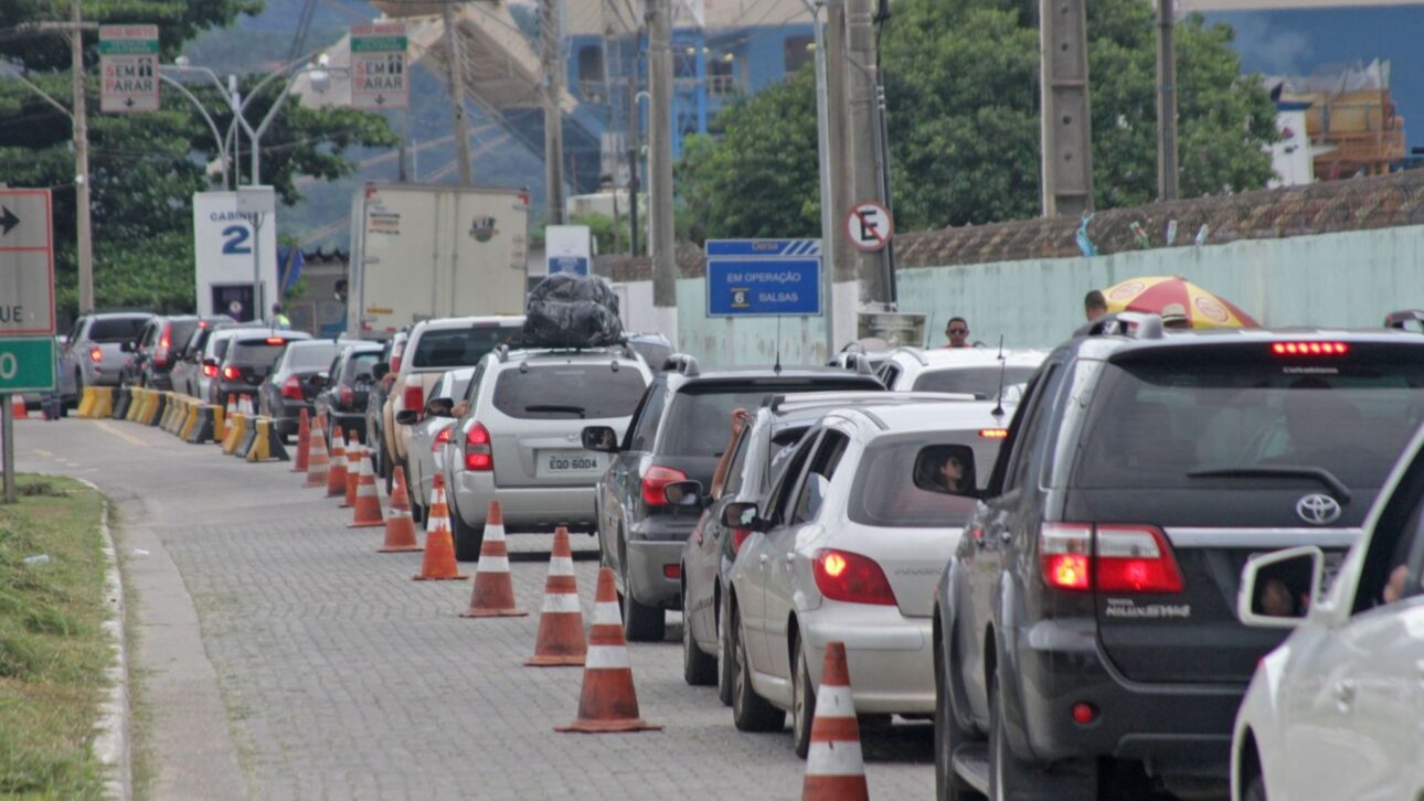 Vehículos esperan la travesía de transbordador entre San Sebastián e Ilhabela, escenario de la cobranza de la tasa de preservación ambiental. (Imagen: Ilhabela.com.br)